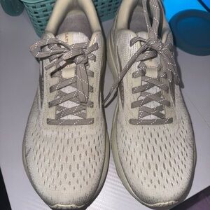 Brooks Saturday X women’s ghost 16. Ivory